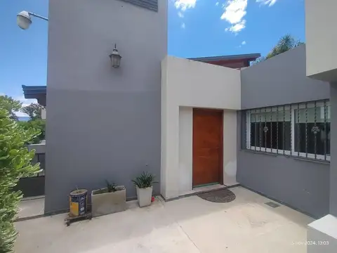 Casa 9 ambientes con 2 baños