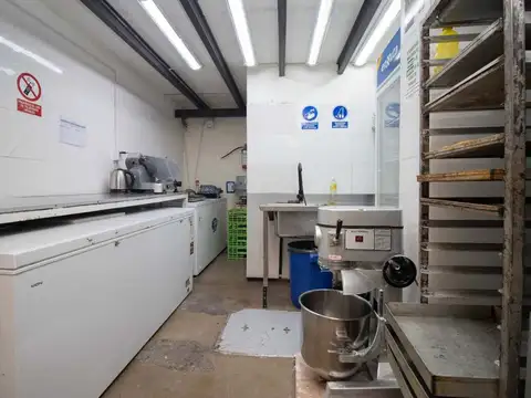 VENTA LLAVE ROTISERIA EN BARRIO DE LOS  JUDIOS