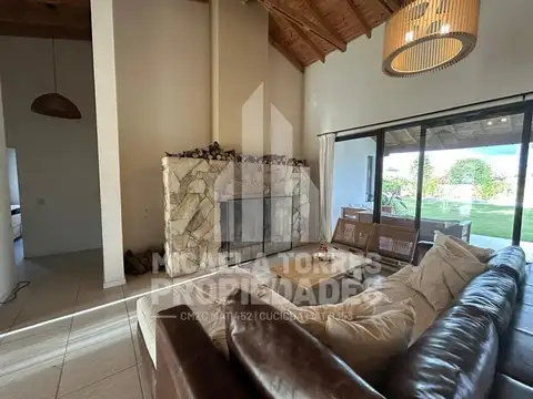 Casa 4 ambientes con 3 baños