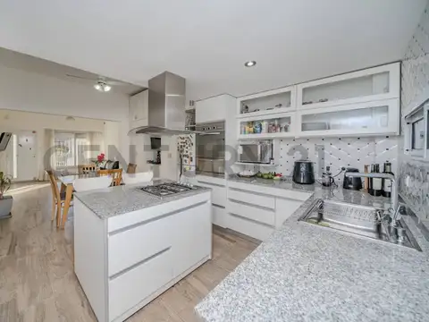 VENTA CASA 3 AMBIENTES CON PARQUE EXCELENTE ESTADO EN HAEDO MORON APTO CREDITO