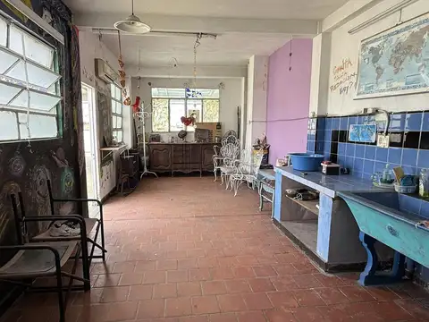 Casa en Venta 5 ambientes  en Velez Sarsfield con local apto frigorífico con departamento y terraza