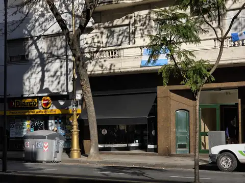 EXCELENTE LOCAL....MUY BIEN UBICADO, SOBRE AV. MONTES DE OCA