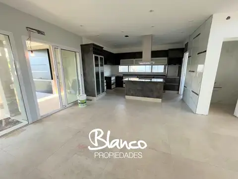 Casa 5 ambientes con 4 baños