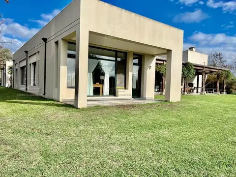 Casa 9 ambientes con 6 baños