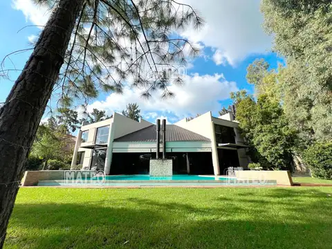 Casa en Venta con 3 cocheras