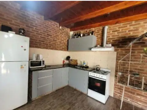 Venta de casa con importante lote cercado . Entrega y cuotas