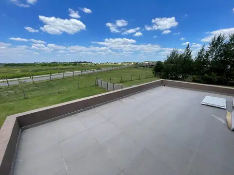 Casa en Alquiler con 2 cocheras