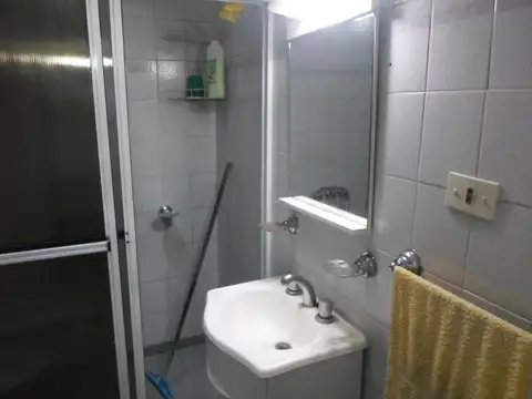 CASA EN BUEN ESTADO GENERAL - PATIO Y AMPLIO FONDO -