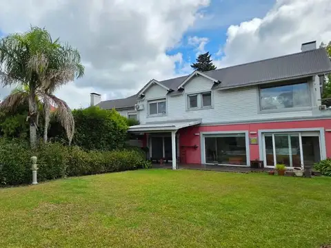 CASA EN VENTA 5 AMB A LA LAGUNA BARRIO LAS PALMAS 