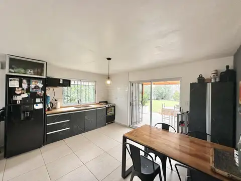 Casa en Venta de 2 dormitorios. Terreno de 600m2. Quincho y parrilla. Barrio Parque, Zárate.