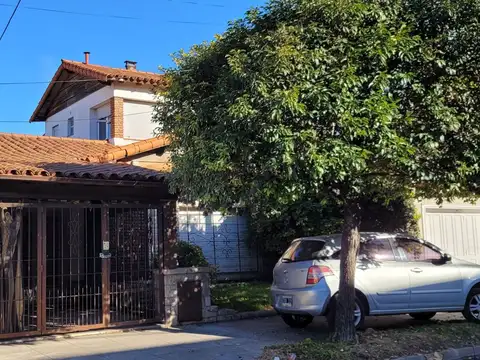 Chalet de 5 ambientes en Bº Guemes para actualizar.
