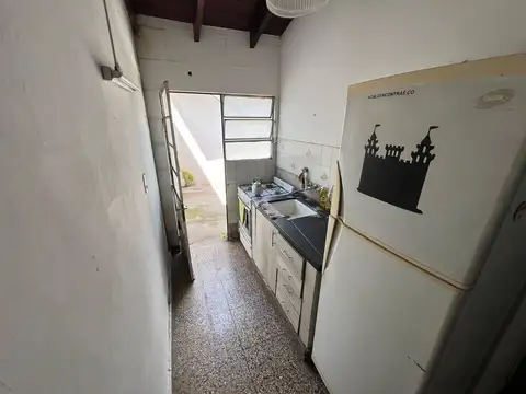 VENTA CASA  CON COCHERA Y PATIO EN QUILMES