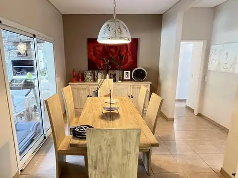 Casa 6 ambientes con 2 baños