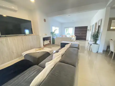 Casa en Venta con 2 cocheras