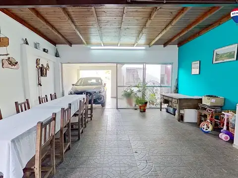Casa 4 ambientes con 2 baños