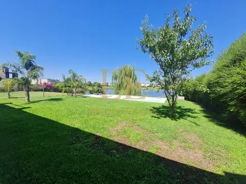 Casa en Alquiler con 2 cocheras