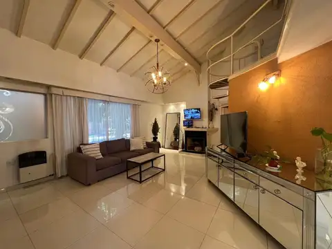 Casa en Alquiler con 2 cocheras