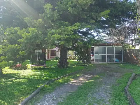 2 AMPLIOS LOTES CON CHALET Y PISCINA