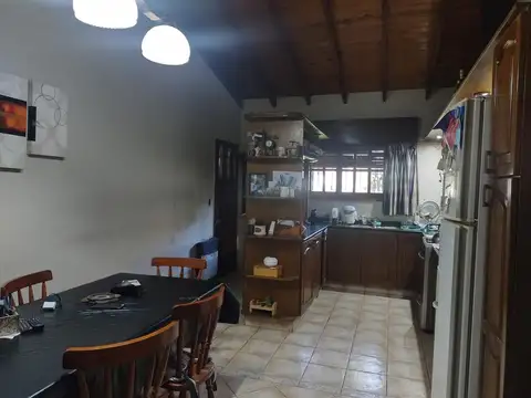 2 AMPLIOS LOTES CON CHALET Y PISCINA