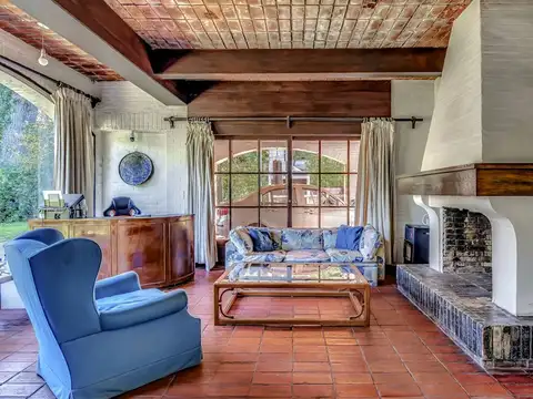Casa 8 ambientes con 2 baños