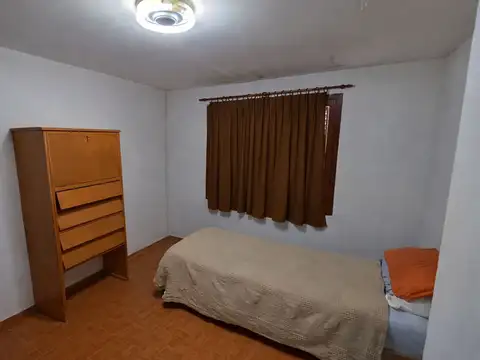 Casa 4 ambientes con garage y parque en venta