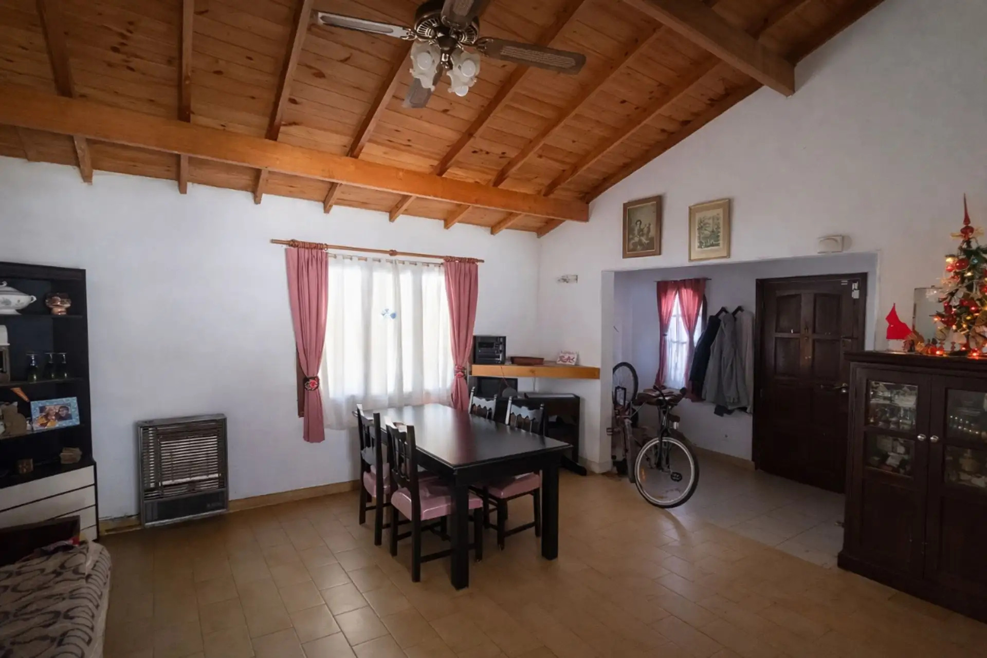 Casa 4 ambientes con garage y parque en venta