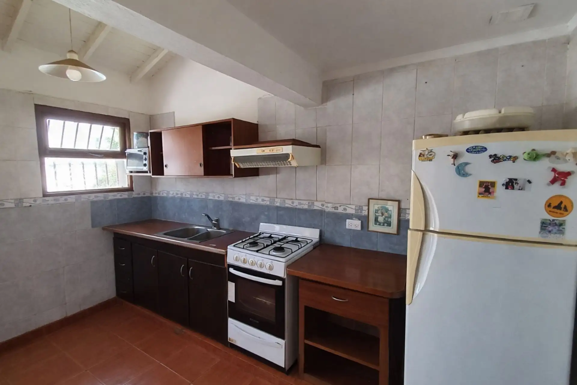 Casa 4 ambientes con garage y parque en venta