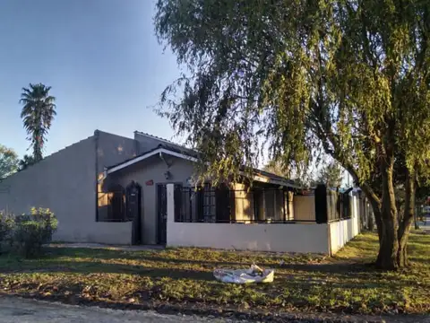 Casa 4 ambientes con garage y parque en venta
