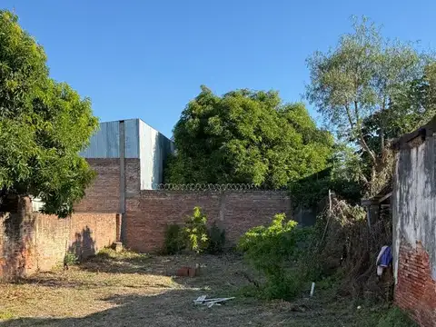 Terreno nivelado de 300m2 en Villa Los Lirios