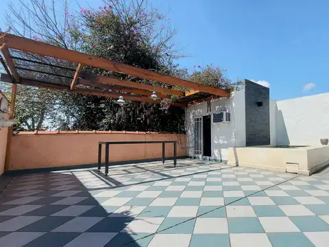CASA EN VENTA DE 4 AMBIENTES CON QUINCHO, PILETA Y COCHERA EN VILLA DEVOTO 