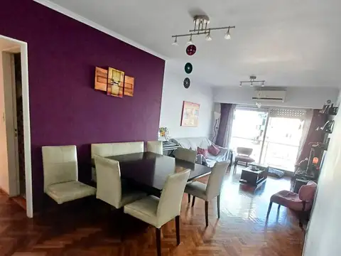 Martínez Centro: Excelente Depto de 3 Amb con Balcón. Muy Luminoso. Cocina Reciclada. Piso 4°.