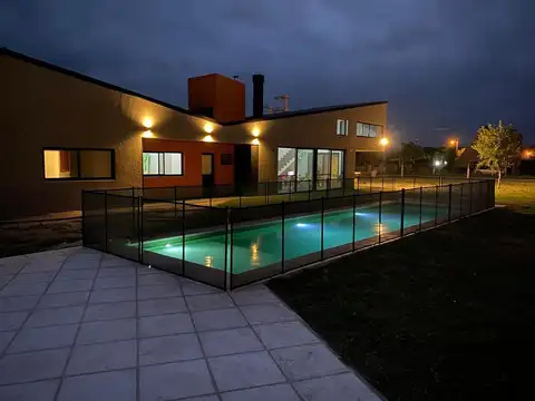 Casa 6 ambientes con 4 baños