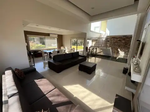 Casa 9 ambientes con 4 baños