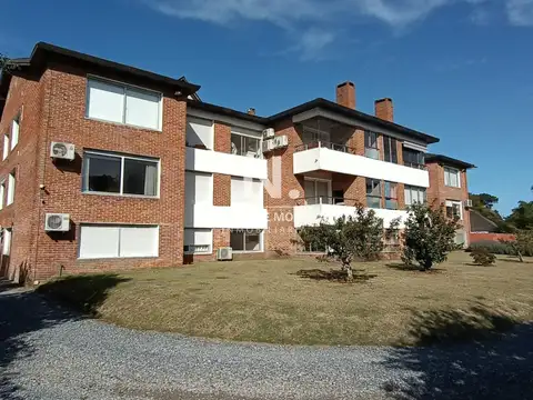 Vende comodo apartamento de 3 dormitorios en Cantegril, Punta del Este, con excelente vista.