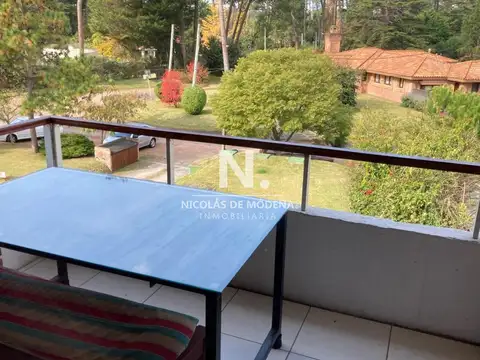Vende comodo apartamento de 3 dormitorios en Cantegril, Punta del Este, con excelente vista.