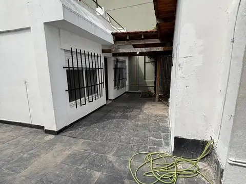 Depto Tipo Casa en Alquiler en Lomas Del Mirador, $ 900.000