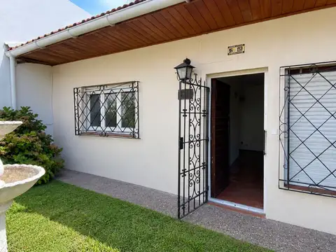En VENTA - Casa y Dpto a metros de Avda Pedro Luro