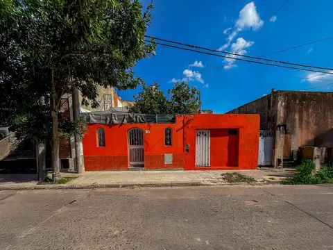 VENTA - Casa 3 dormitorios a reciclar - Refinerías, Rosario.