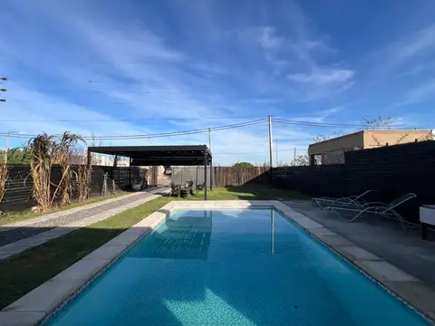 Venta - Casa con inmenso jardín y pileta en Tierra de Sueños 3, Roldán