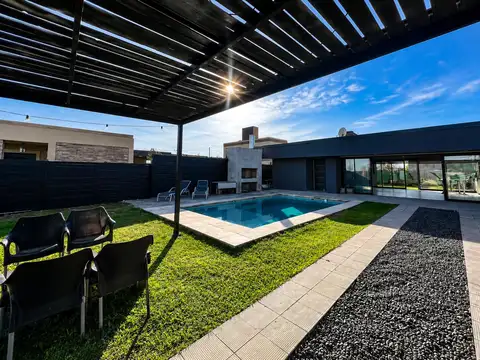 Venta - Casa con inmenso jardín y pileta en Tierra de Sueños 3, Roldán