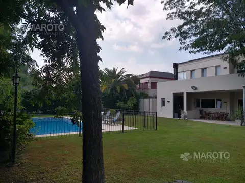 Casa en Alquiler con 2 cocheras