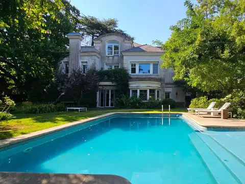 Casa 9 ambientes con 5 baños