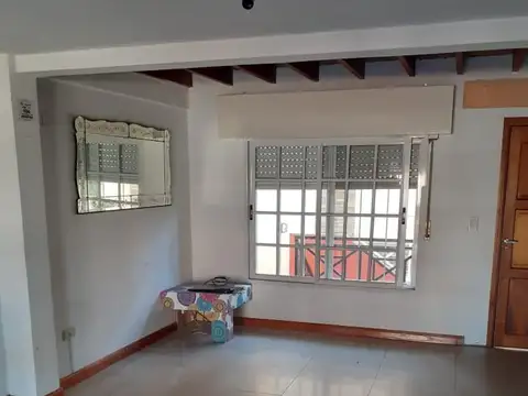 VENTA   HERMOSO DUPLEX DE TRES AMBIENTES  PRIMER PISO AL FRENTE 