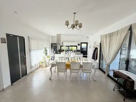 Casa 6 ambientes con 4 baños
