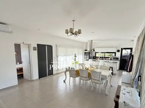 Casa en Venta con 4 cocheras