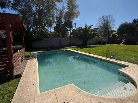 Hermosa casa en dos plantas con 5 dormitorios en suite amplios. Pileta. Quincho. 400 m2 cub