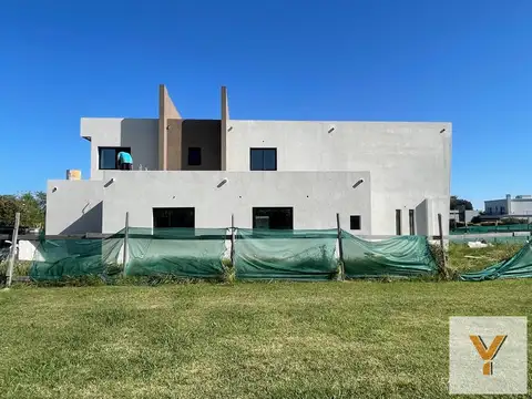 Casa en venta - 3 Dormitorios 3 Baños - Greenville Polo & Resort