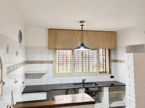 Casa en Alquiler con 2 cocheras