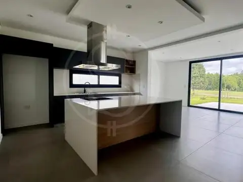 Casa en Venta con 3 cocheras