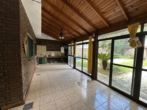 Casa 5 ambientes con 3 baños